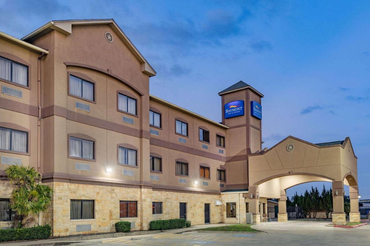 Baymont By Wyndham Cuero Hotel Exterior photo