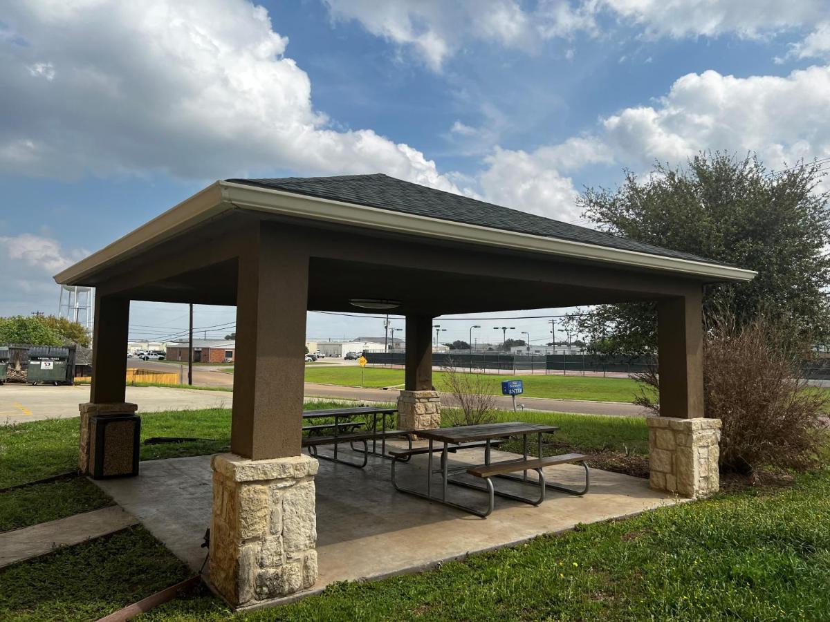 Baymont By Wyndham Cuero Hotel Exterior photo