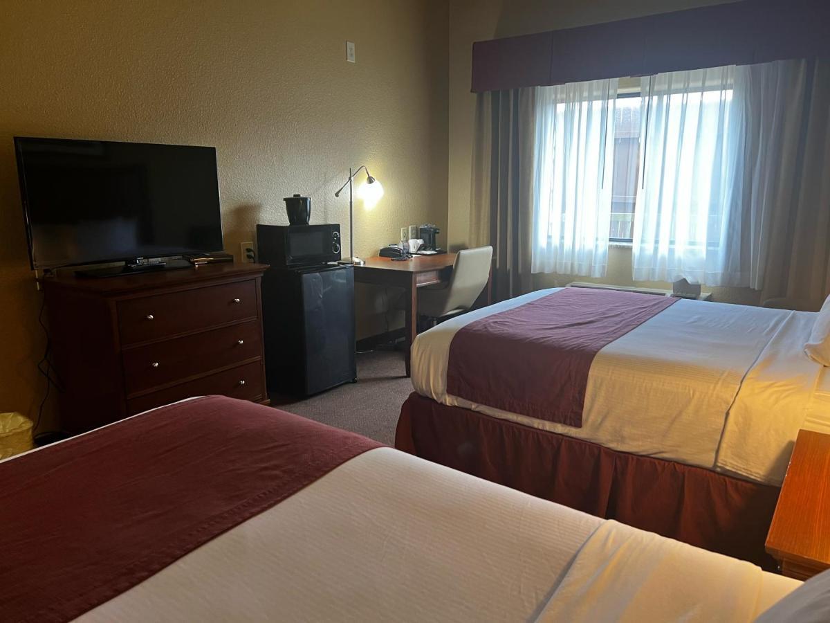 Baymont By Wyndham Cuero Hotel Exterior photo