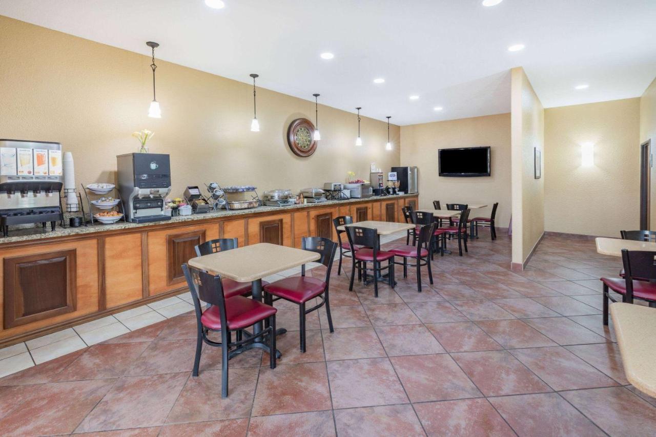Baymont By Wyndham Cuero Hotel Exterior photo