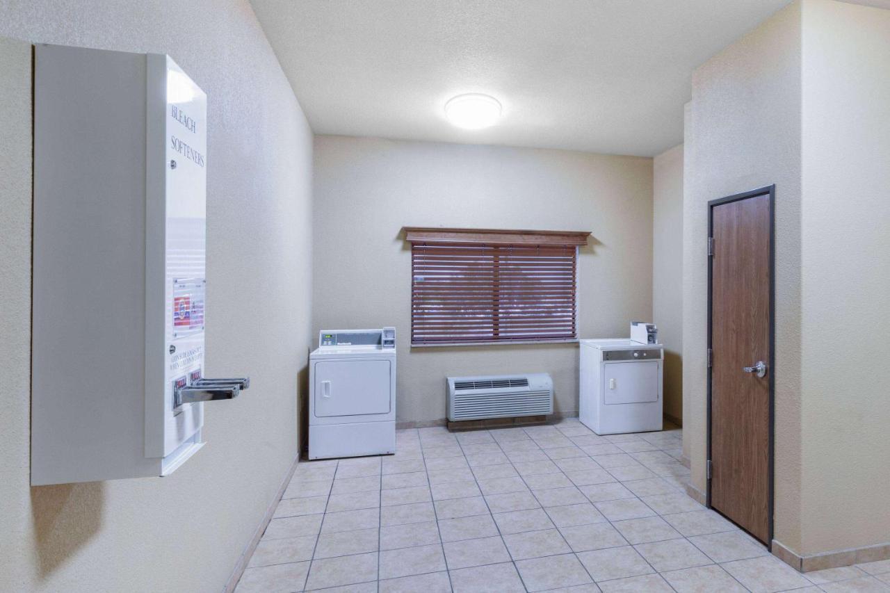 Baymont By Wyndham Cuero Hotel Exterior photo