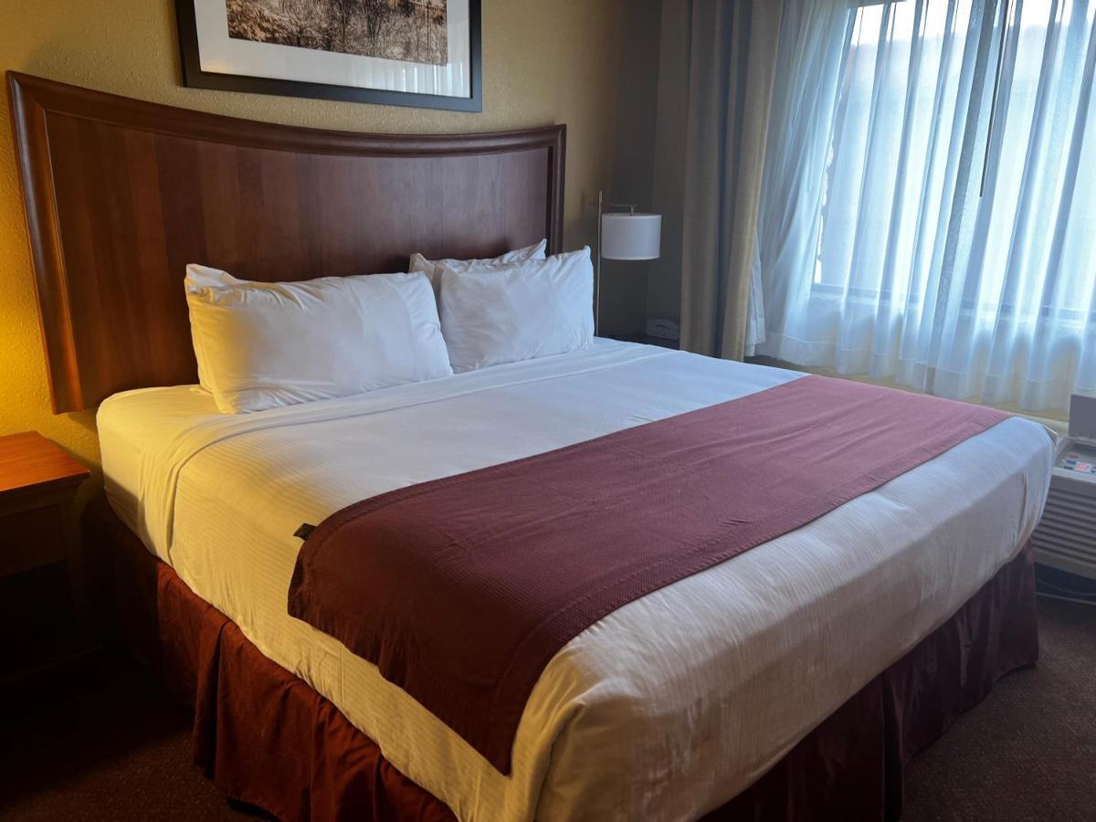 Baymont By Wyndham Cuero Hotel Exterior photo