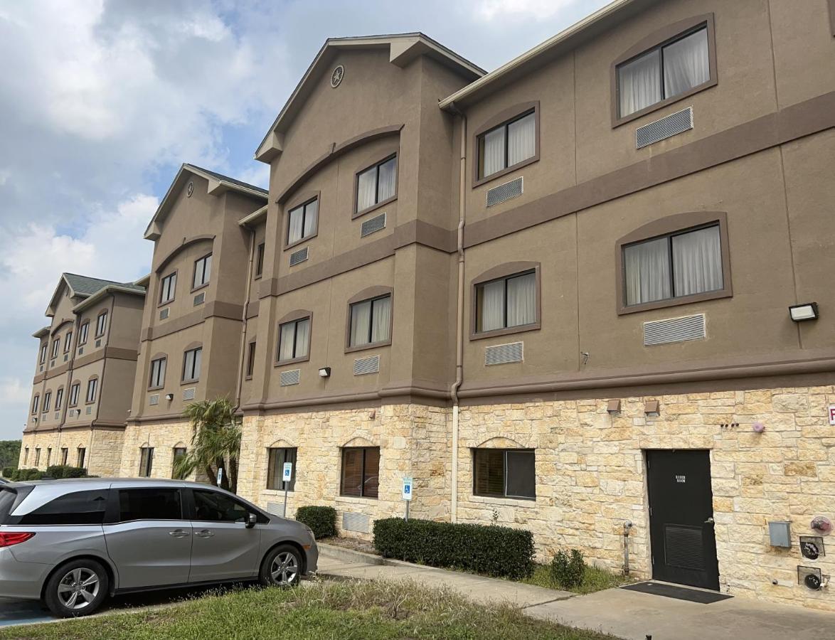 Baymont By Wyndham Cuero Hotel Exterior photo