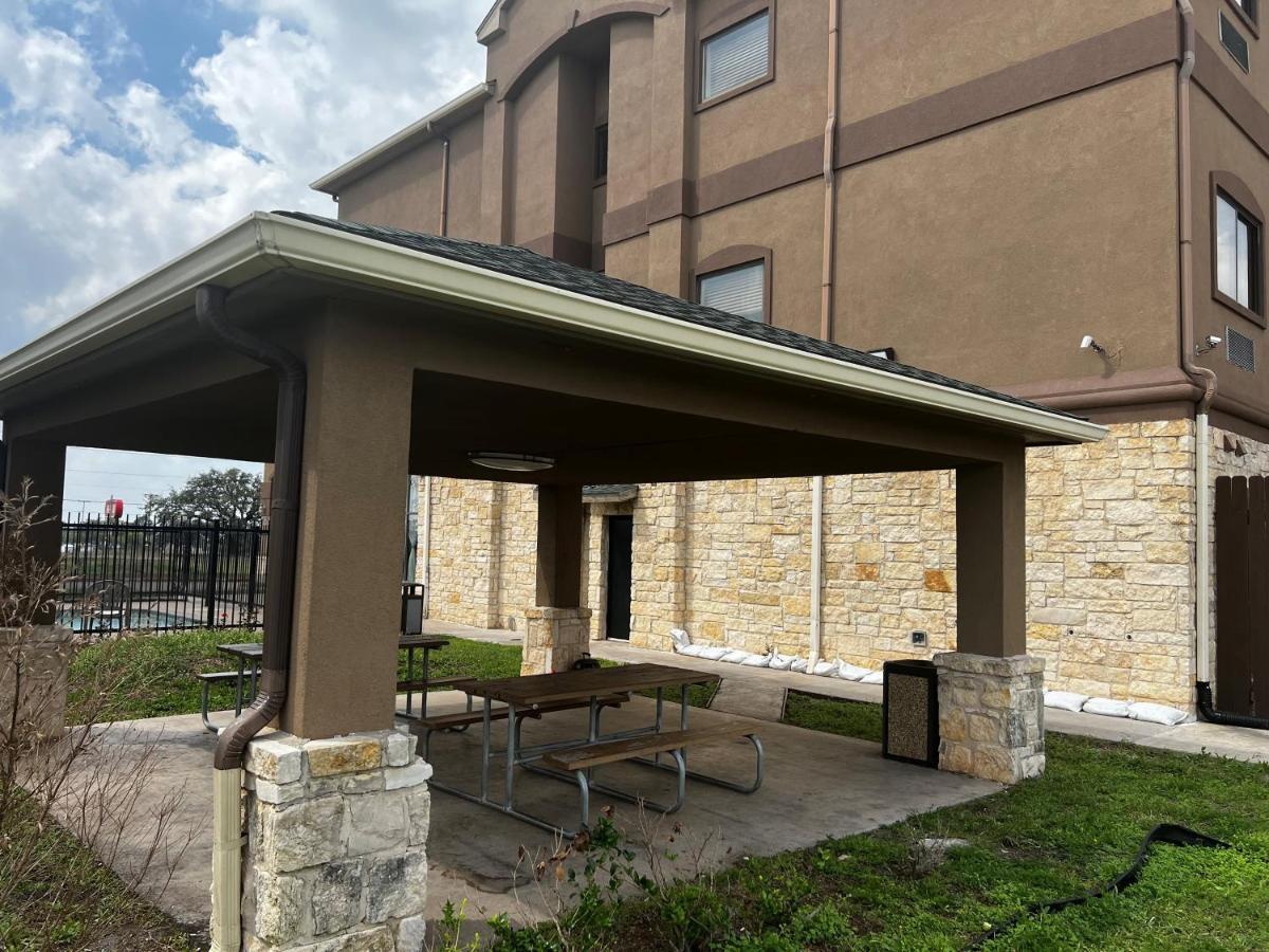 Baymont By Wyndham Cuero Hotel Exterior photo