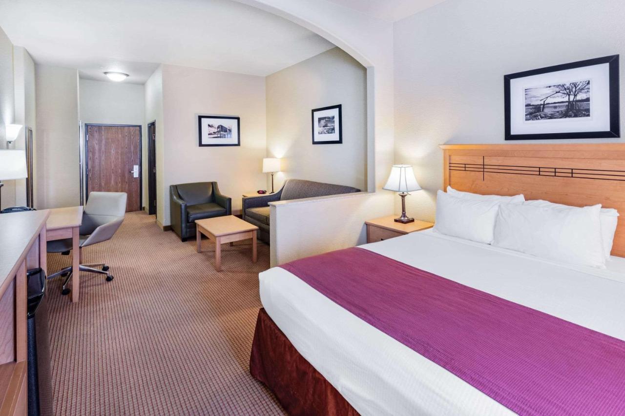 Baymont By Wyndham Cuero Hotel Exterior photo