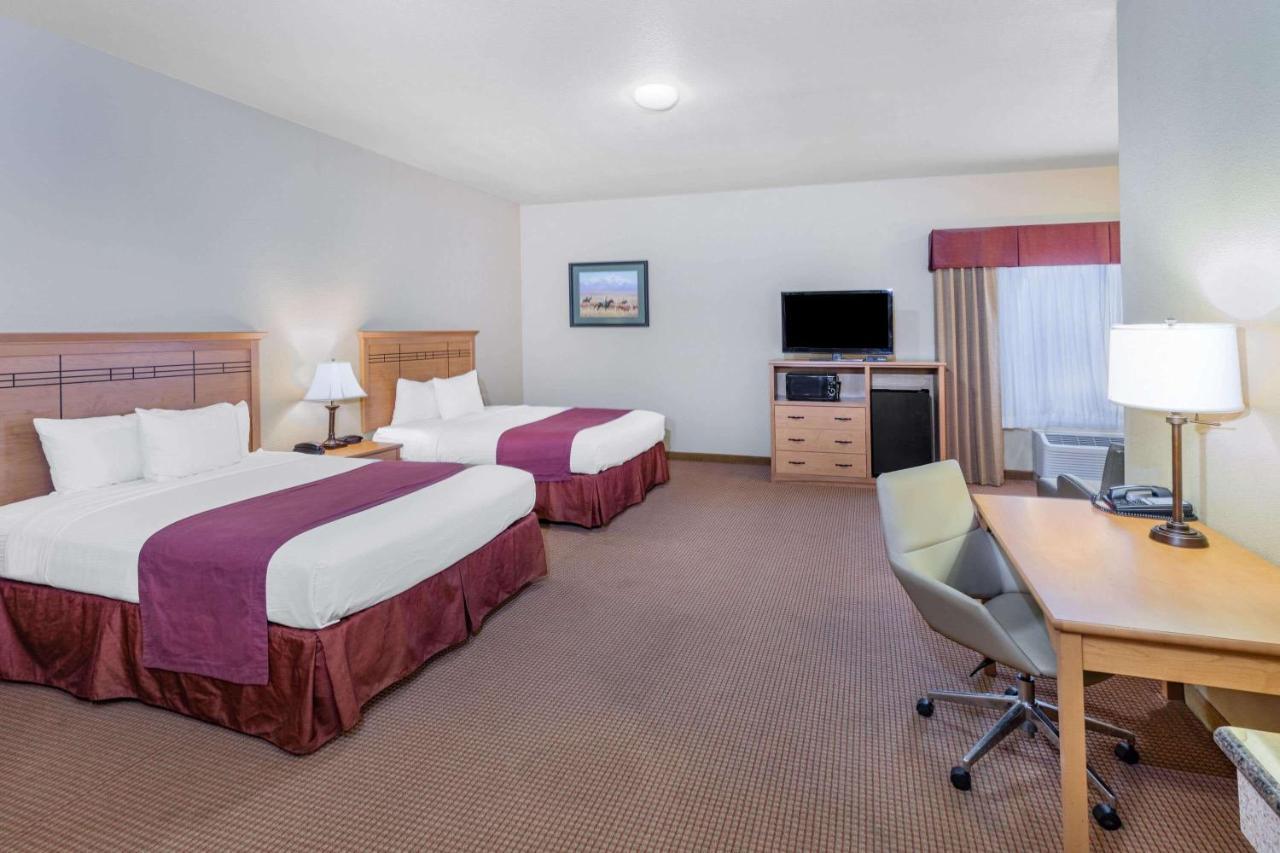 Baymont By Wyndham Cuero Hotel Exterior photo