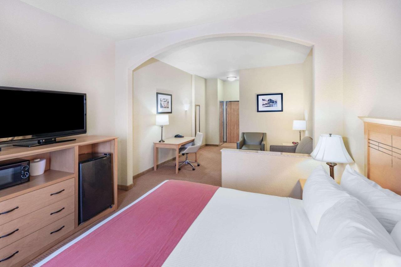 Baymont By Wyndham Cuero Hotel Exterior photo